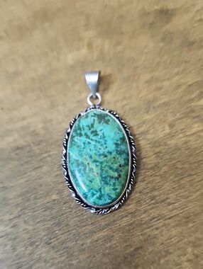 Green Oval Stone Pendant Necklace - Unbranded